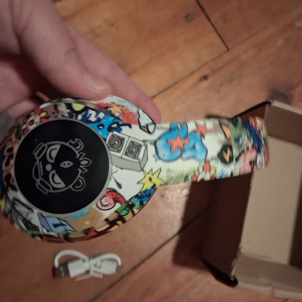 *bogo* Graffiti Style Wireless Headphones - Picture 4 of 6